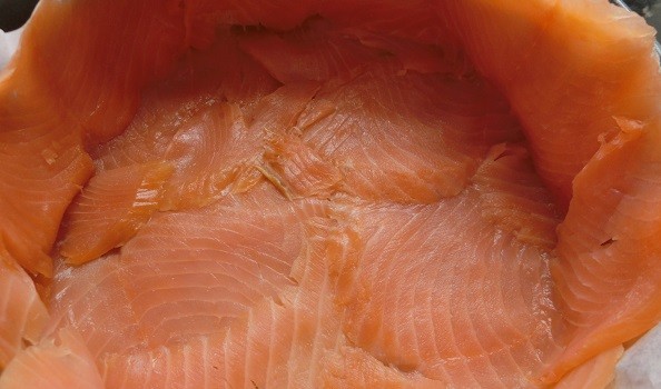 Comenzamos forrando el molde con salmón, jamón o similar.