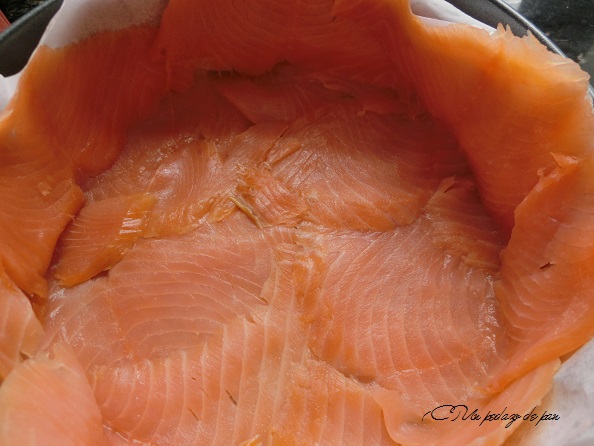 Comenzamos forrando el molde con salmón, jamón o similar.