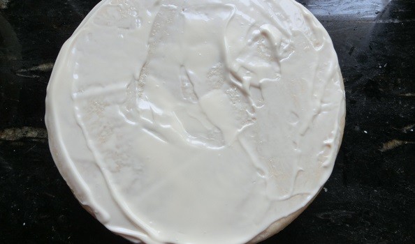 La capa que colocamos en el fondo del molde será la superior. Usaremos la más recta. Cada rebanada debe ir cubierta por una ligera capa de mayonesa o crema de untar para que quede jugoso y el relleno se adhiera.