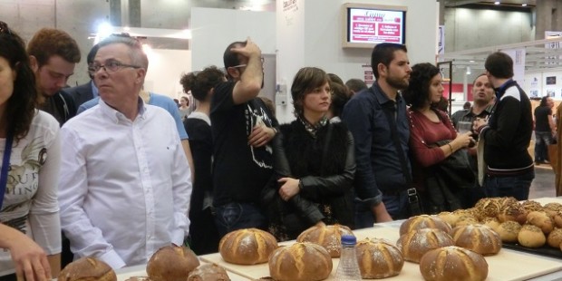 El público esperando que el pan se enfriara para la degustación final.