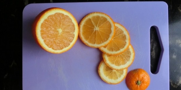 No hay que olvidar girar la naranja al cortar.