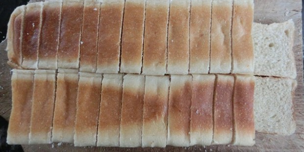 Cortar el pan en rebanadas de algo más de un centímetro de grosor.