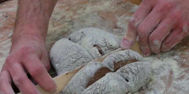 Formado en tableta del falso pan de chocolate y nueces, Agustí Costa