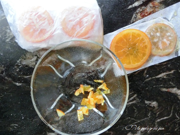 Trocear las naranjas confitadas.